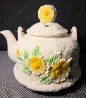 Vintage Rubens Floral Teapot 1968 Yellow White Daisy’s Wire Handle Grannycore